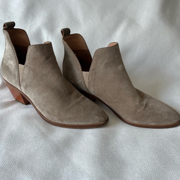 Sigerson Morrison Suede Chelsea Belle Bootie
Chunky Heel Size 7.5 - Picture 3 of 8